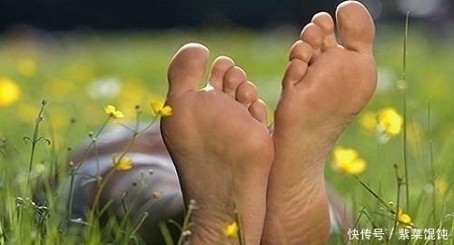 机体|为什么很多人脚后跟出现干裂？医生：跟3种病症有关，要当心