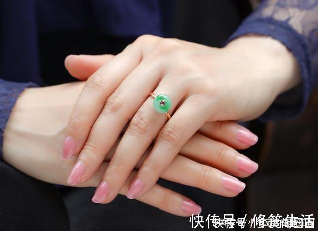 戒指|翡翠戒指可别乱戴!戴在不同的手指上,都有着不同的寓意和作用