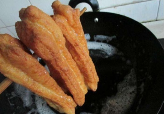  学会这样炸油条，你就可以开店了，外酥里嫩，太好吃