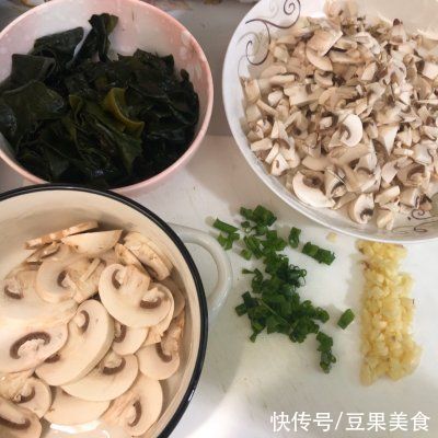 口蘑裙|这道口蘑裙带菜汤，分分钟光盘