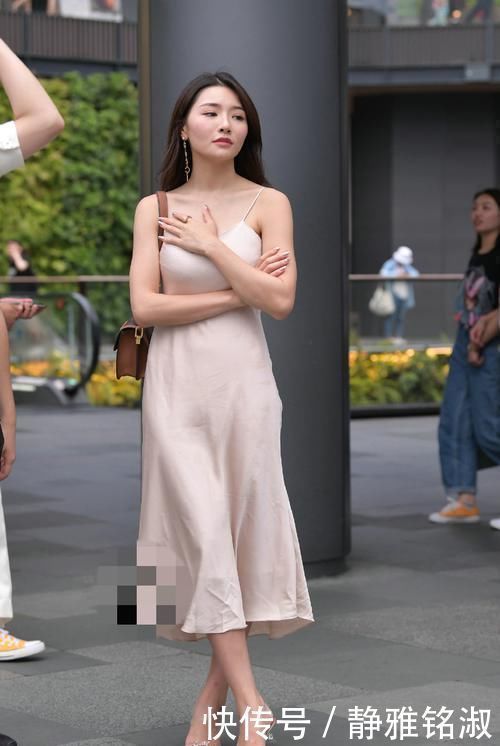 漂亮 性感漂亮的吊带裙美女，展露窈窕的动人风致