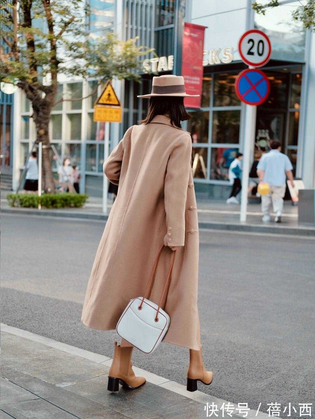 用力过猛|见过大场面的女人,秋冬都喜欢穿“大地色大衣”,时髦高级又大气