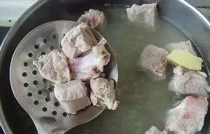 牛肉|炖牛肉,最好不要直接焯水,加上这1步,炖好的牛肉“不腥不柴”