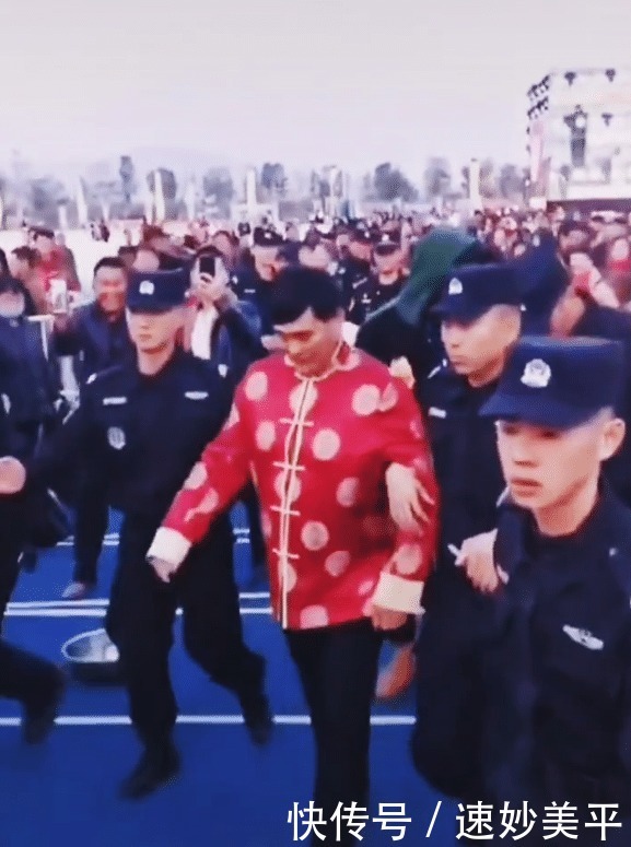 改正|大衣哥再次展露书法,写错字却拒不改正,曾4个字卖20万天价