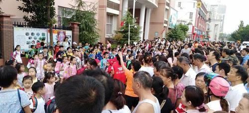 校园欺凌|“别再接孩子上下学,你在毁了他”,大学教授的提议,被家长怒怼