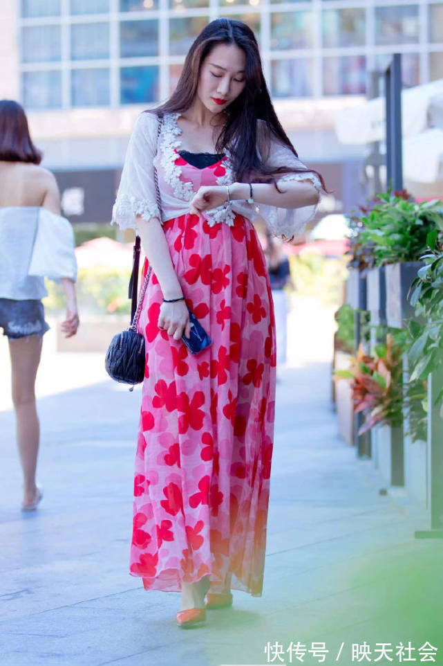 小姐姐|穿这般“香艳”的连衣裙,还配大红色高跟鞋,也不怕变成“大妈”