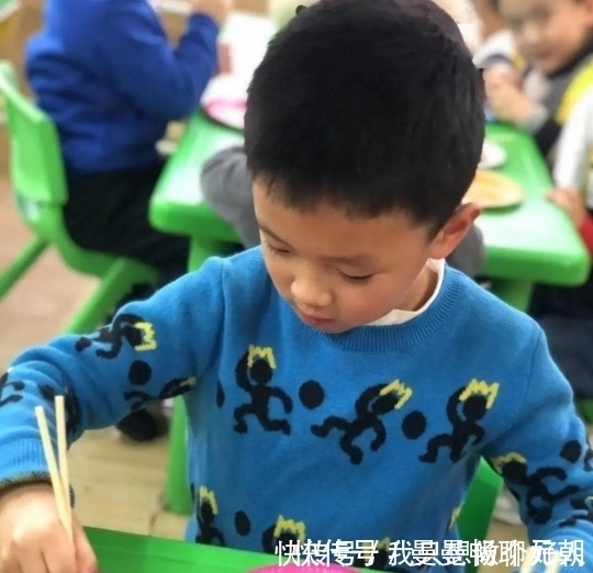 宝宝|孩子几岁学用筷子比较好?太早接触不合适,容易影响娃的积极性