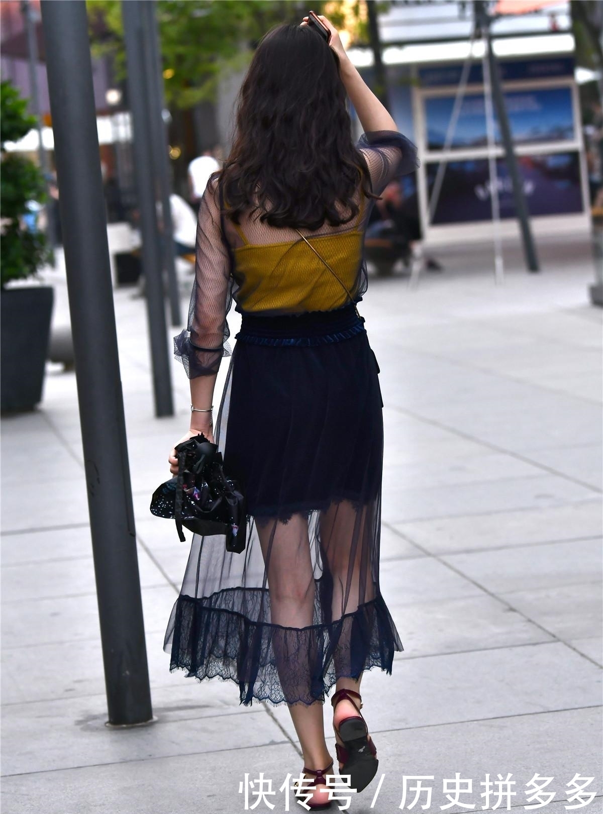 气质|街拍:穿长色连衣裙的小姐姐,气质太美,犹如神仙姐姐