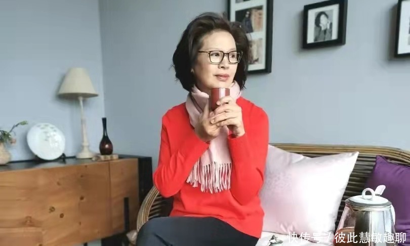 老年人|谁说老年人只能烫小卷?这几种大卷发型时髦减龄,也非常适合老人