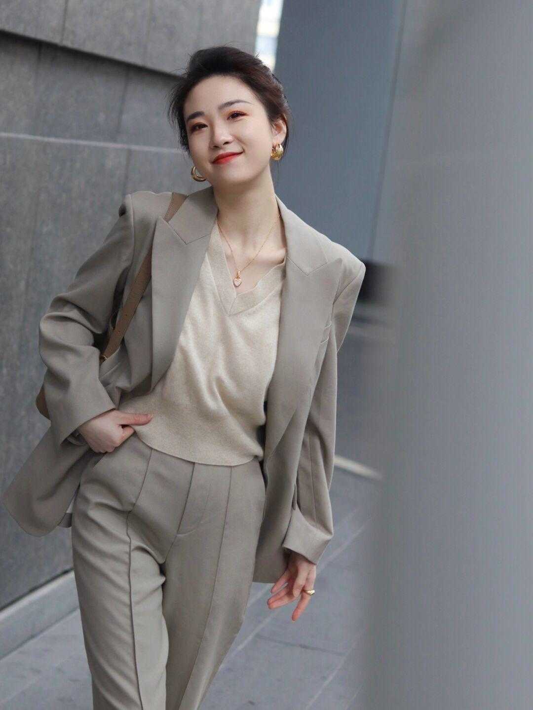 西装外套 西装外套做外搭,还有比这更干脆的搭配嘛?