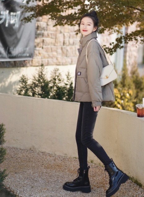 小仙女|秋冬季,羽绒服怎么穿才好看?和紧身裤或半身裙搭配,高级又时髦