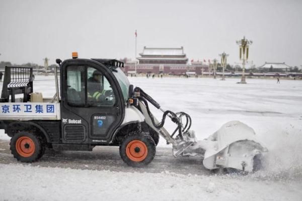 游玩|北京大雪降温 游客在天安门广场游玩