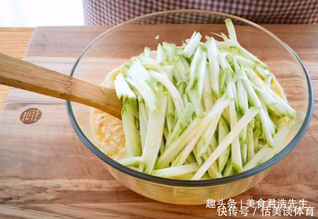 传统|豆腐和鸡蛋搭配最好吃的做法,外酥里嫩,打破豆腐传统做法