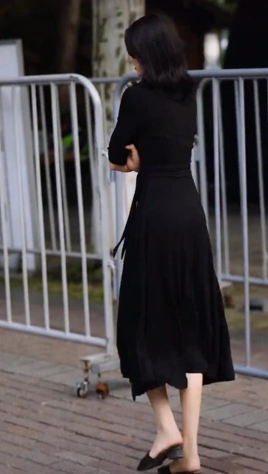 街拍小姐姐皮肤白得像“全身打了高光”,路人看到很扎心