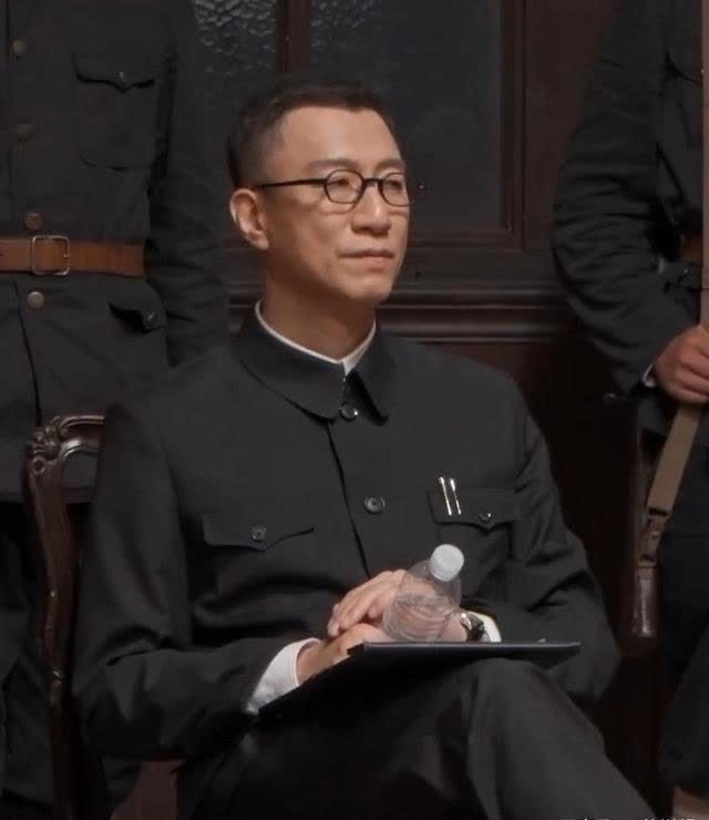 拍摄 新综艺《萌探探探案》,孙红雷和空气飙戏,再现余则成经典造型