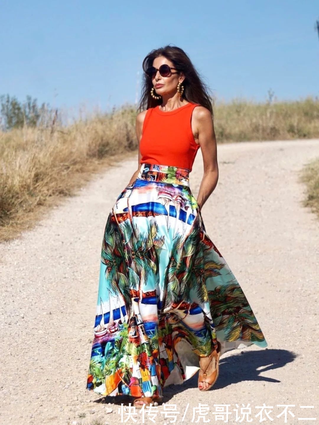 模特|懂搭配的女人不显老，不信瞧这位西班牙奶奶，年过半百比模特还潮