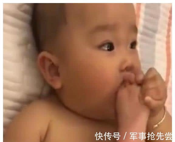 宝宝|宝宝在偷吃脚丫,妈妈问宝宝好不好吃,宝宝的回答真是太可爱了