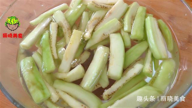 现在才知道，炒茄子不能先放油，大厨教你一招，出锅不发黑不吸油