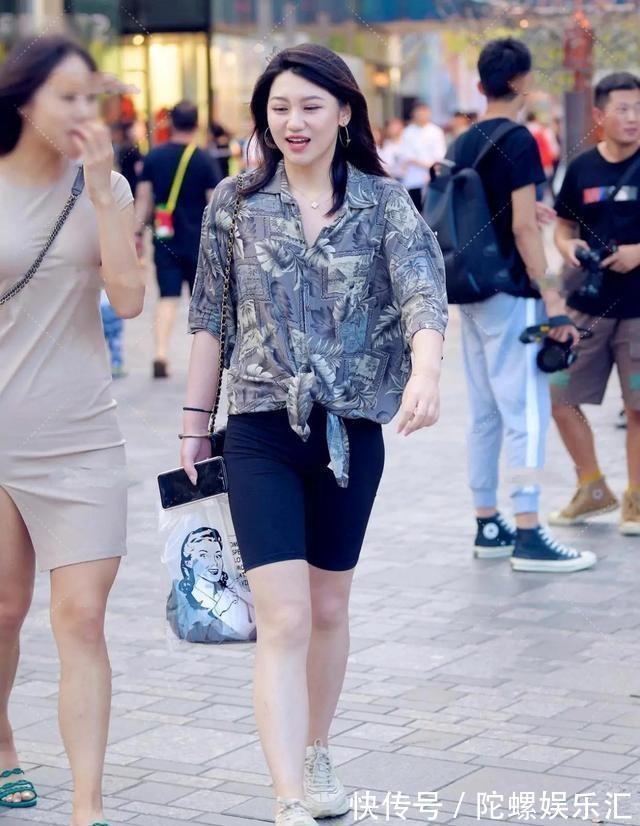 高跟鞋|只有逛街的打底裤美女才能让自己的打扮时髦,我钦佩她