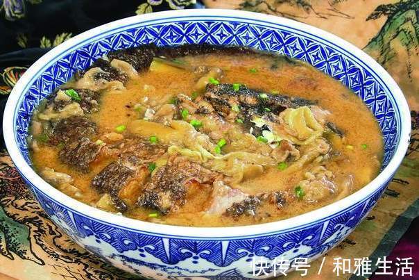鱼肉|家常炖鱼，别只会用料酒去腥，牢记2个窍门，鱼肉更鲜嫩，没腥味