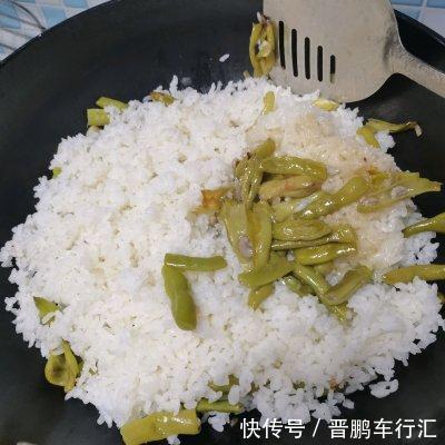 四季豆焖饭|方便简单家常菜四季豆焖饭,让你吃了还想吃