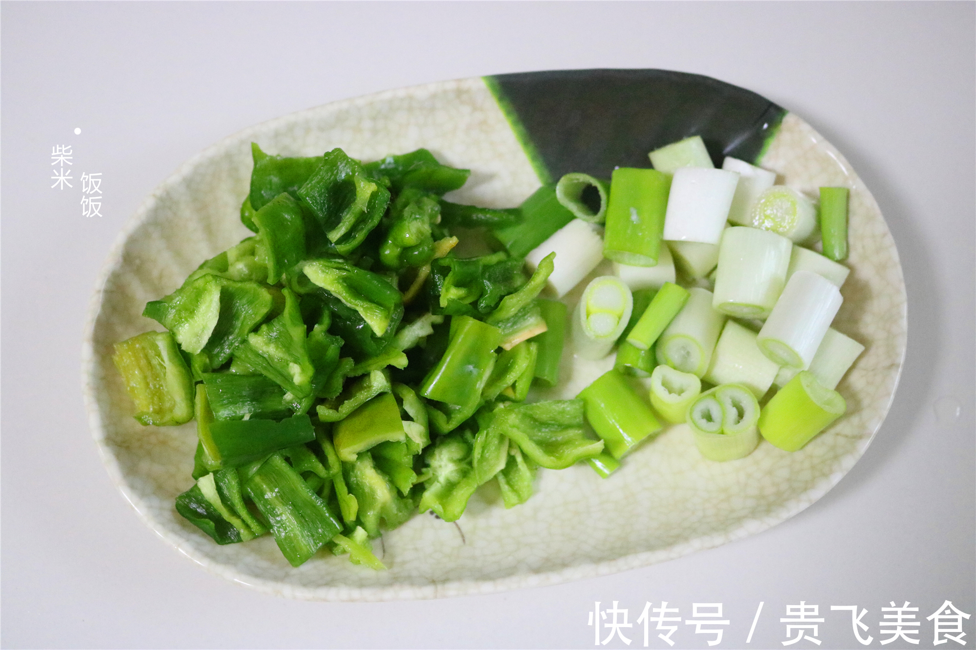 水煮鸡肉|适合晚餐吃的一道菜，3种食材搭配，荤素都有，好做好吃