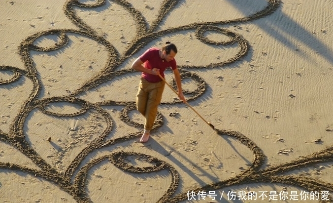 沙滩上|他拿耙子在沙滩挖着什么,当人们走过去全拍手称赞