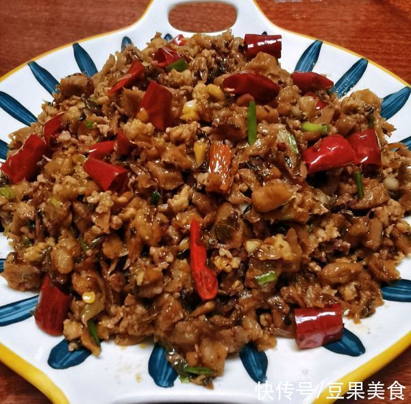 色香味俱全，米饭配外婆菜炒肉沫，下饭绝杀