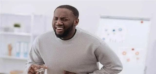 凹洼处|胃痉挛发作，上腹部的剧烈疼痛，按揉人体”这个穴位“能快速止痛