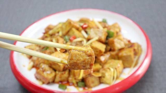 豆腐里打两个鸡蛋,没想到这么好吃,外焦里嫩,比红烧肉还香