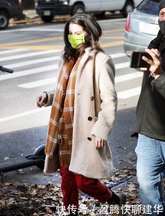 泰迪|赛琳娜美得高调!穿泰迪大衣搭红色连体裤,烫波浪卷发尽显女神范