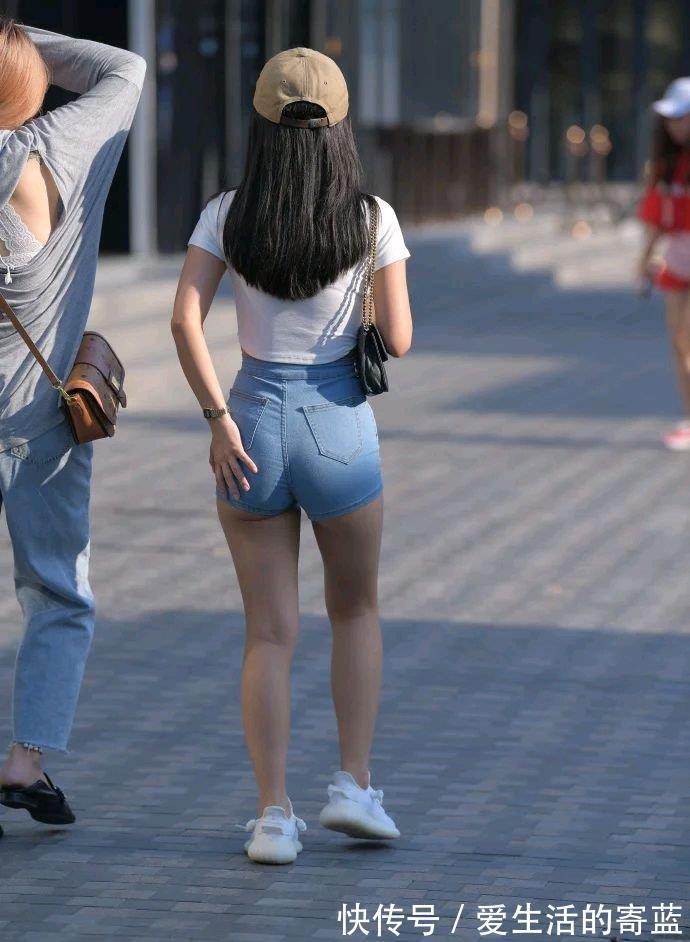 圆领|白色小圆领T恤,搭配浅蓝色牛仔短裤,微胖小姐姐也能穿出好身材