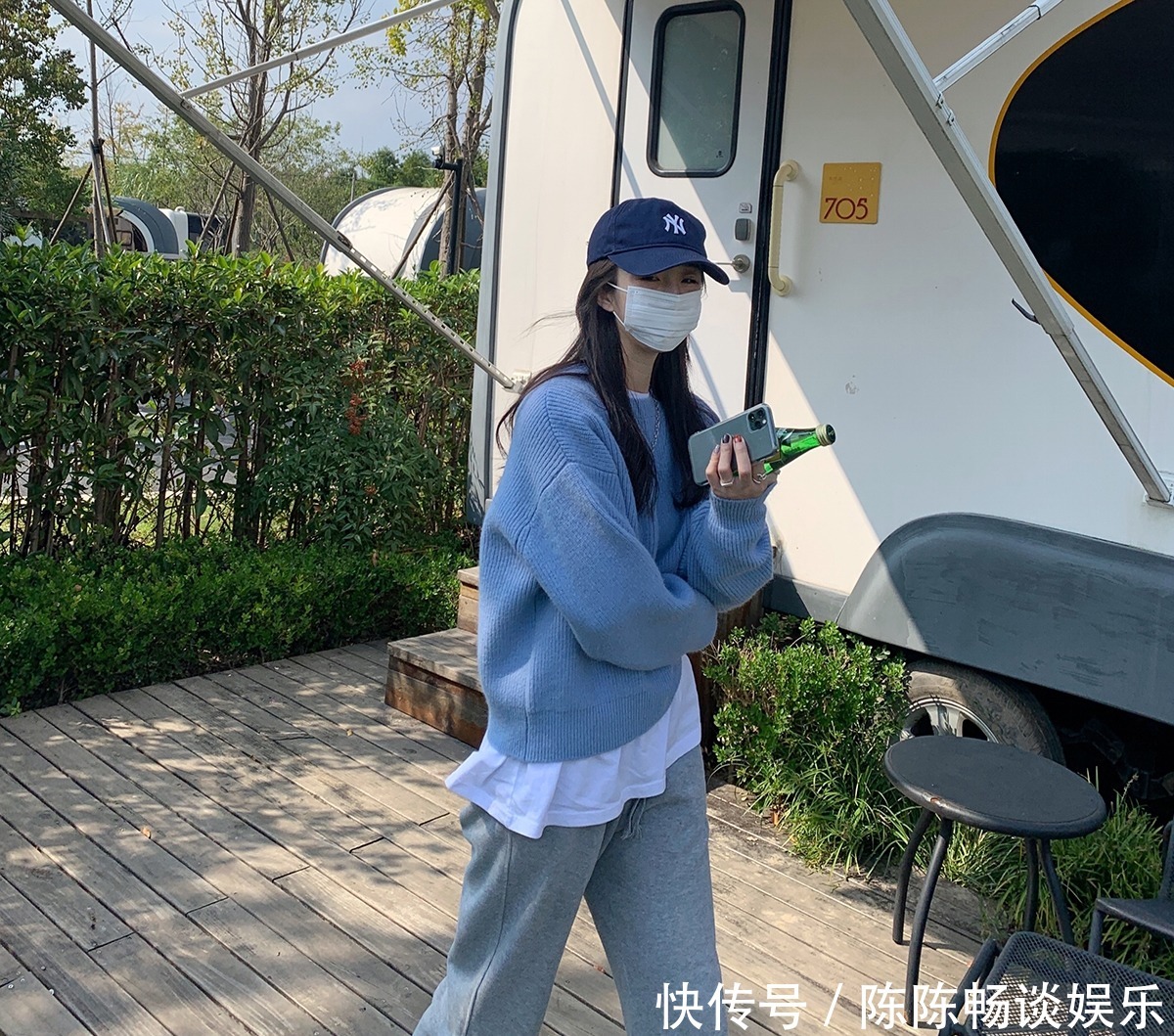 来凹造型|“雾霾蓝”已经过时了!冬天流行“奶油蓝色”毛衣,让你白得发亮