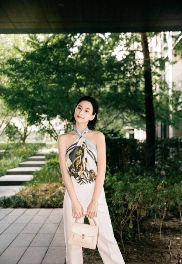 连体裤|何超莲穿衣真“大胆”,丝巾直接当挂脖上衣性感迷人,又美出圈了