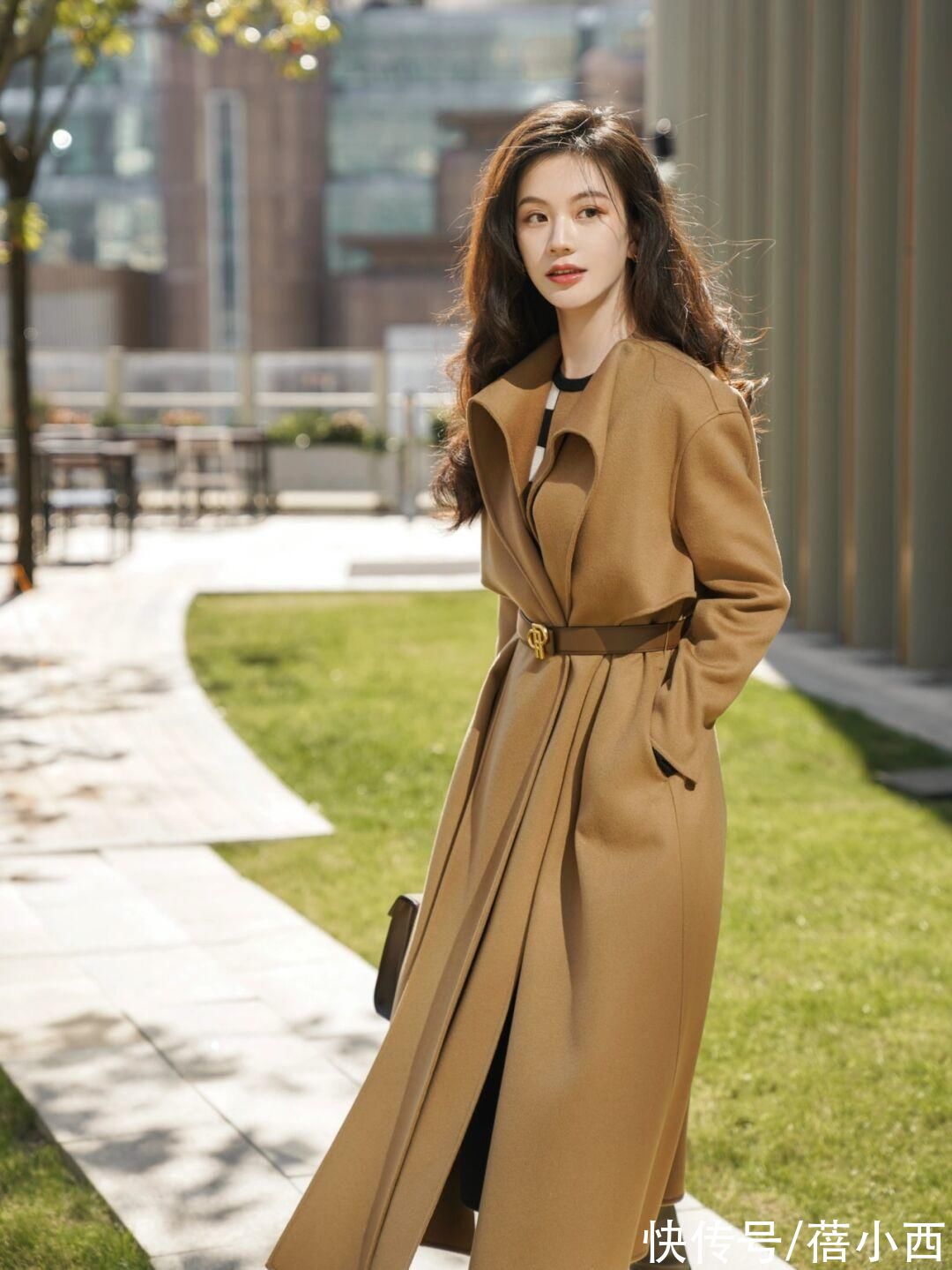 高领 驼色大衣才是当季最in,给你选了4款好看的版型,这么搭简约高级