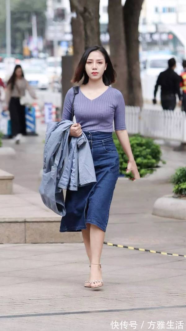 美女|美女的穿搭非常简单,却非常显身材,显气质