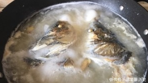 腥味|鱼汤颜色白不白,什么时候加水很重要!这时候加,浓白鲜美沒腥味