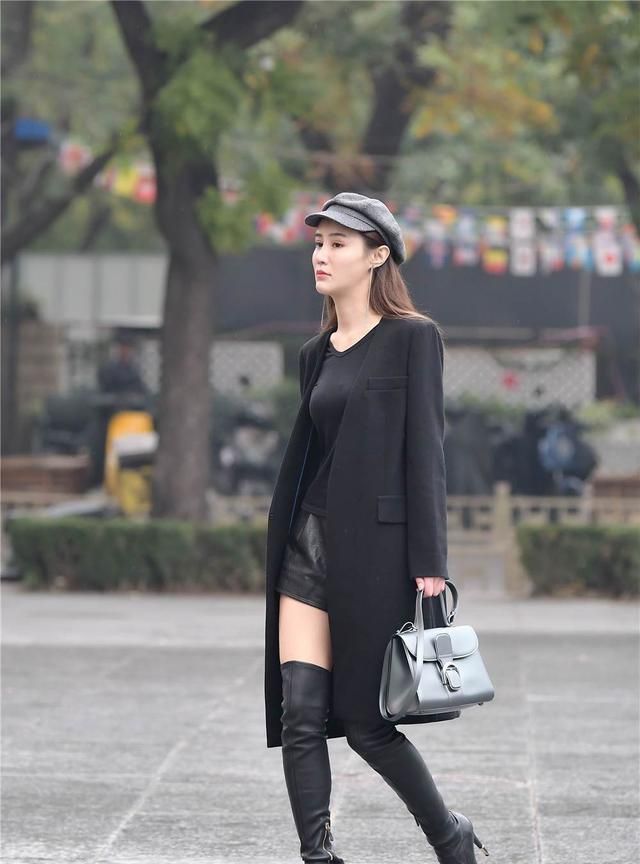 长靴 黑色细高跟过膝长靴,修身款式,搭配黑色风衣,时尚抢眼