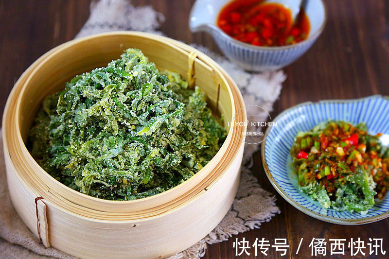 茼蒿叶拌点面粉蒸熟，比炒着吃更香，是菜也是主食，饱腹还不长肉