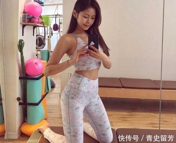 展露出|倾国倾城的打底裤小姐姐,展露出完美曲线身材,让人百看不厌!