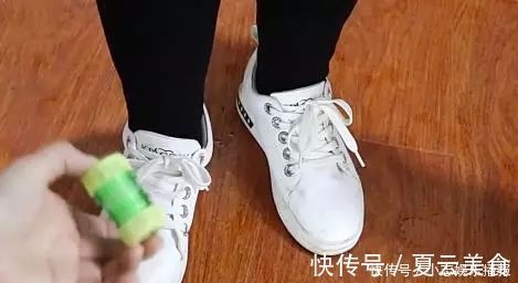 出门鞋子脏了不用愁,只需2个塑料瓶盖,立马解决难题,简单方便
