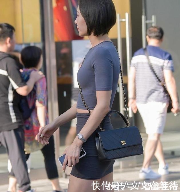 阔腿裤 紧身上衣搭配紧身短裙,美女颜值高身材好,冷酷又帅气