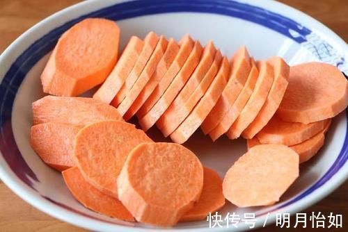 拉丝|过年在家，一定要试试糯米粉这个吃法，香甜软糯又拉丝，太好吃了