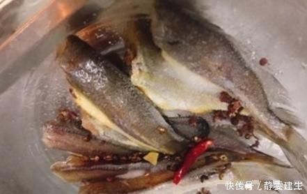 炸鱼时，裹面粉，还是裹鸡蛋都不对，大厨教你正确做法