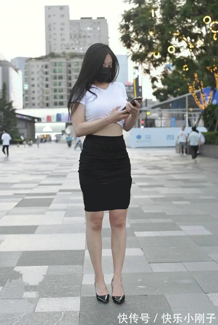 t恤|紧身的短款白色T恤,搭配黑色包臀裙,个性时尚凸显身形