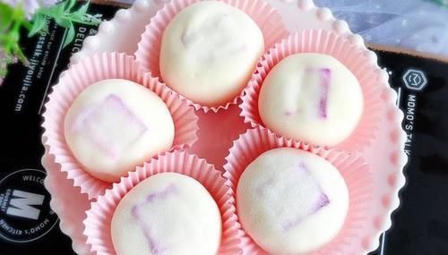 今天又做了甜品,免烤箱免打发,冰冰凉凉的,比奶油蛋糕还好吃