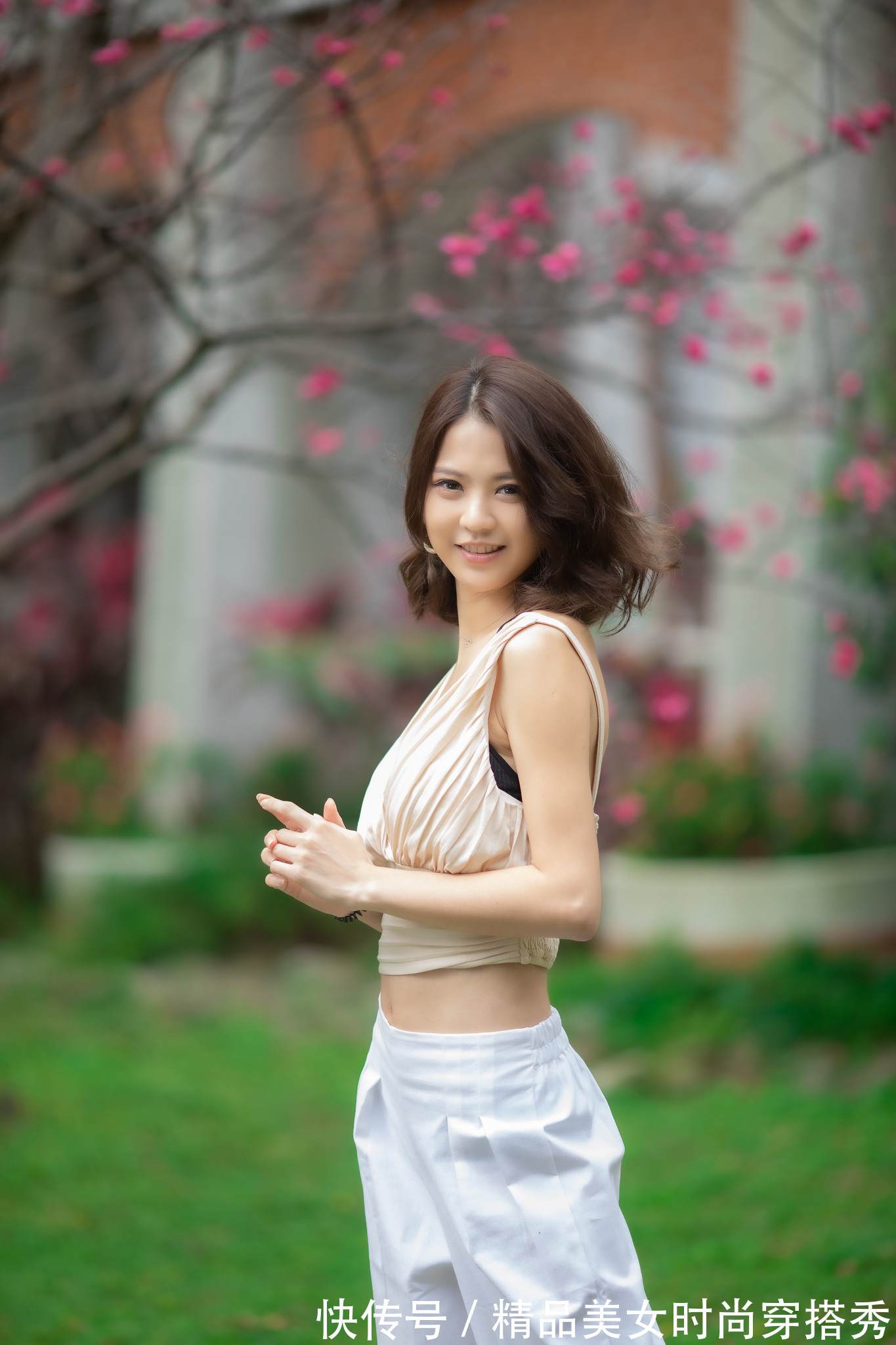 背心|时尚有女人魅力的小背心搭配阔腿裤,显得风韵十足,很有女人魅力