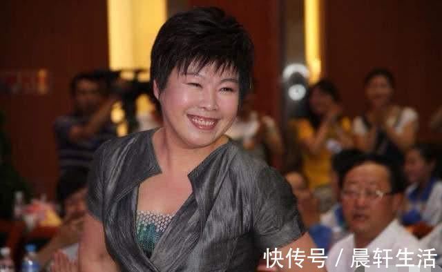 硬笔书法!于丹硬笔书法欣赏笔法老练有张力,洒脱但缺少文化人的内敛