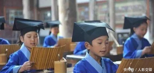 来考试|9岁神童迟到,考官出上联讽刺神童,神童妙回,考官能成大器!