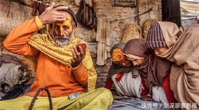  自创|印度苦行僧阿玛尔，自创修行高举手臂47年，如今却受到众人追捧